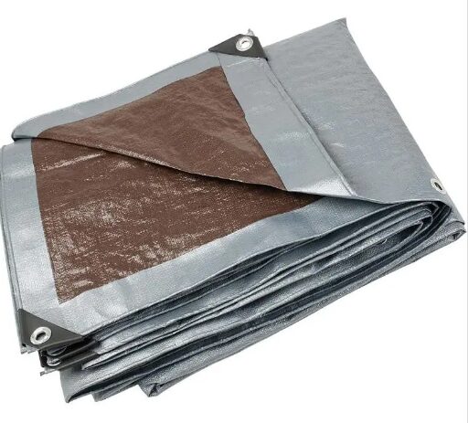 "Transformez l'imprévisible en une tranquillité assurée avec notre bâche imperméable en plastique. Chaque goutte d'eau repoussée, chaque bien préservé. Optez pour une protection fiable, où que vous alliez."